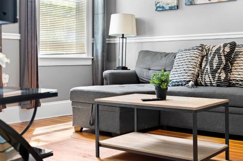 Spacious apartments near Ashmont - Evonify Stays thumb 3