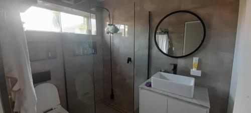 Melbourne room I Near Gardiner Train station Tram 72 I 15 Min to CBD in Toorak