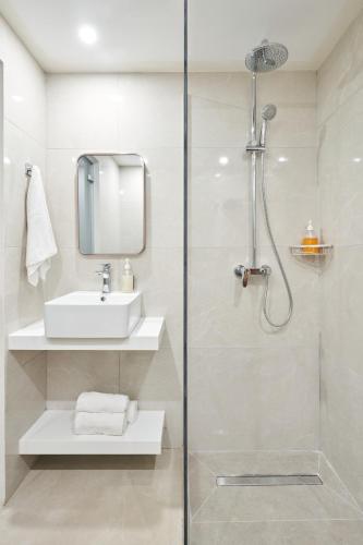 Twin Room image 6