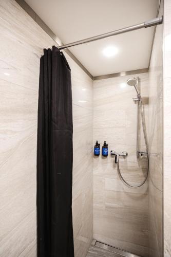 Studio Apartment image 3