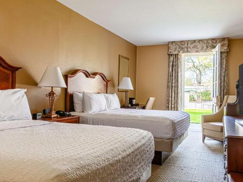 2 queen beds