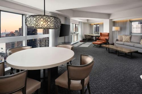 Deluxe Two-Bedroom King Suite with Queen Bed and Skyline View image 2