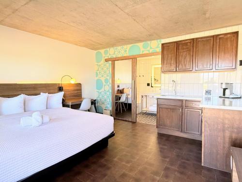 King Suite room in The Alice Hotel