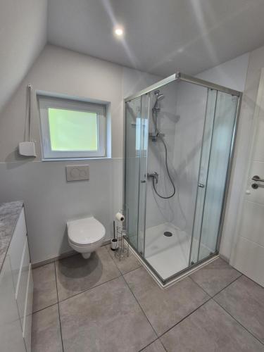 Zuhanyzó, Ferienhaus am Helenesee 14 in Frankfurt (Oder)