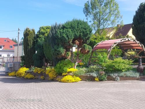 Dārzs, Ferienwohnung Bienwald mit Pool fur 4 - 6 Personen mit 3 Schlafzimmern in Teuchern