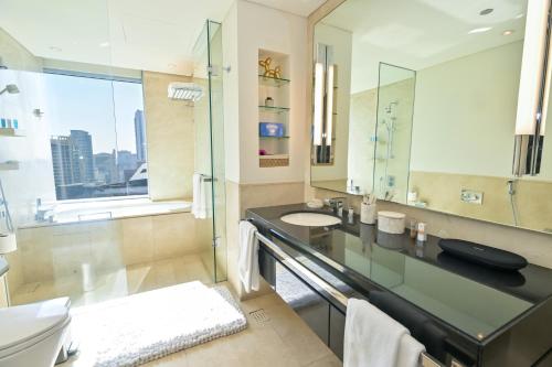 Studio on the 30th Floor with Stunning Marina View - image 9