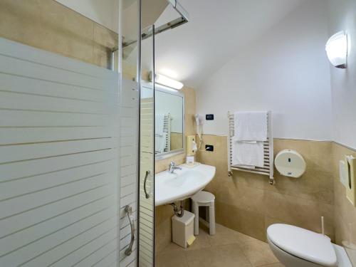 Economy Double Room image 6