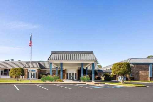 Days Inn by Wyndham Hinesville Near Fort Stewart, Newly Renovated, Free Hot Breakfast, Restaurant and Bar