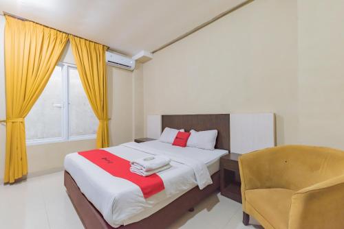 RedDoorz at La Mega near Pasar Pagi Cirebon, Cirebon