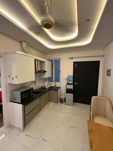 Modern Flat with Balcony - image 11