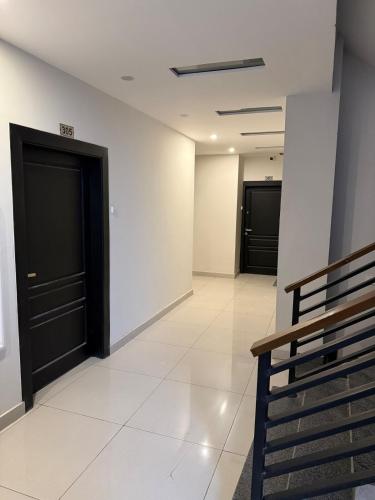 Modern Flat with Balcony - image 12