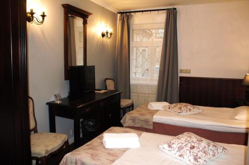 Economy Twin Room image 4