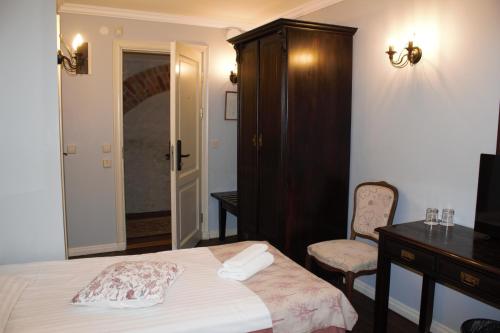 Economy Twin Room image 3