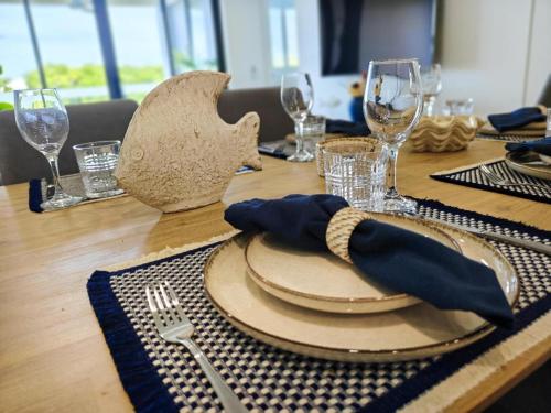 Ételek és italok, Luxury 3BR, 2BA Unit with Pool & BBQ in Gold Coast in Hope Sziget