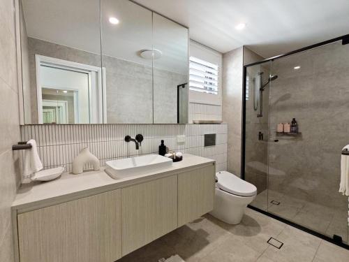 Fürdőszoba, Luxury 3BR, 2BA Unit with Pool & BBQ in Gold Coast in Hope Sziget