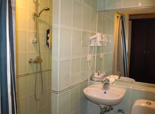 Economy Twin Room image 1