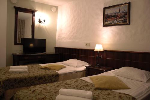 Economy Twin Room image 2