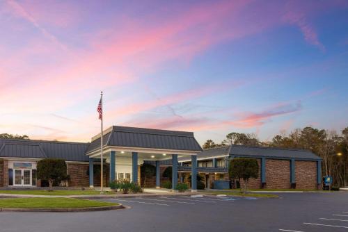 Econo Lodge Near Fort Stewart On site Restaurant and Bar Extended stay rate Laundry facility and Pool - main image