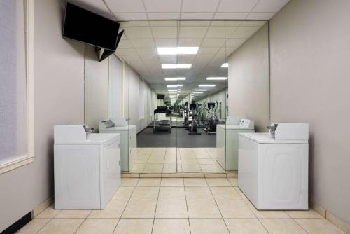 Econo Lodge Near Fort Stewart On site Restaurant and Bar Extended stay rate Laundry facility and Pool - image 7