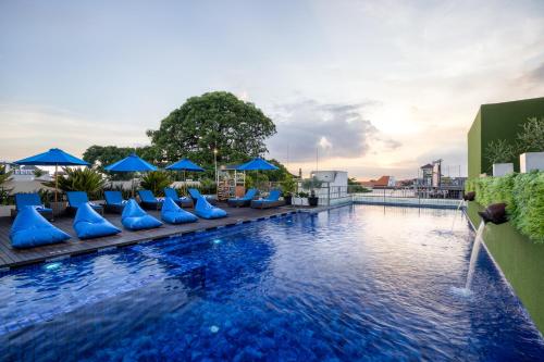 Grand Superior Room with Balcony with Free Daily Minibar image 4
