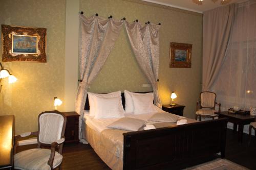 Deluxe Double Room image 6
