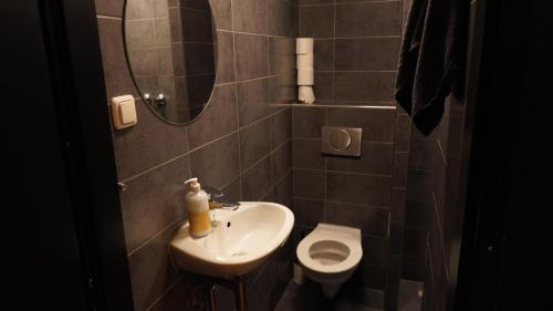 Onefam Amstel – Amsterdam, NY