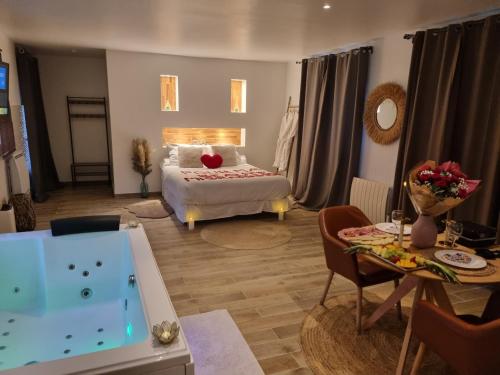 Evasion Romantique suite de luxe jacuzzi jardin privé proche Paris (Evasion Romantique suite de luxe jacuzzi jardin prive proche Paris) in Saint-Prix (Ile-de-France)