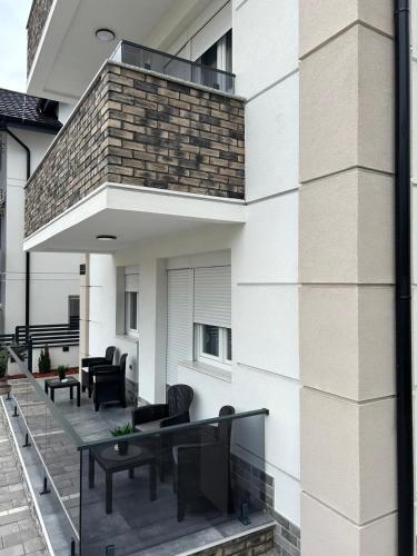 Erkély/terasz, BOŽUR apartmani, kod hotela Sunce (BOZUR apartmani, kod hotela Sunce) in Soko Banja