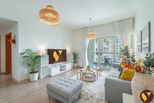 Vogue Vacation Homes, The Greens Al Alka near Mall of the Emirates, One Bedroom Apartment with Balcony and Vibrant community View, Access to all Amenities, Dubaj