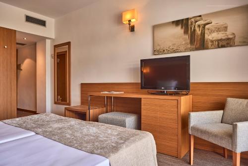 Twin Room with Balcony and side Sea View  image 4