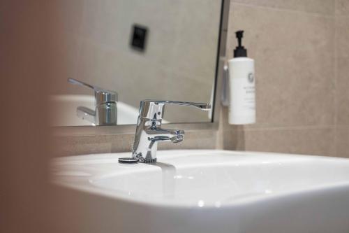 EasyHotel Madrid Alcala - image 4