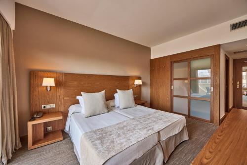 Twin Room with Balcony image 4