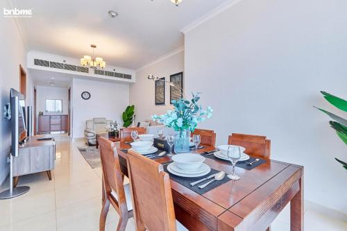 bnbmehomes | Live & Work 'w' Style in 1B Apt-3007 - image 8