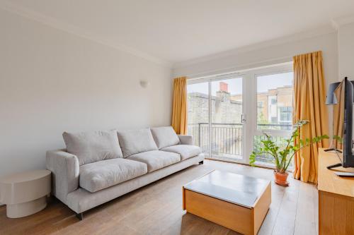 Chic 2BD Hideaway in the Heart of Shoreditch, Лондон