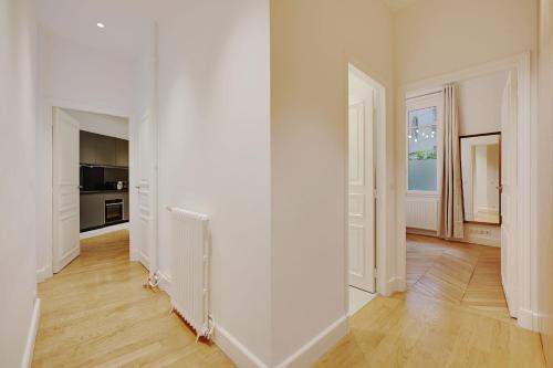 Superb 2BR/4P apartment with terrace Trocadero - image 14