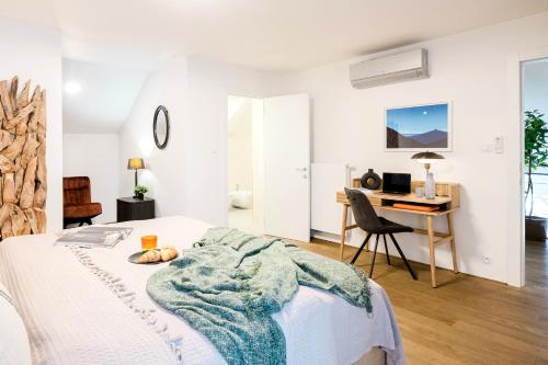 Prague Days - Two-Bedroom Maisonette with AC and Terrace with Grill in Vinohrady - image 3