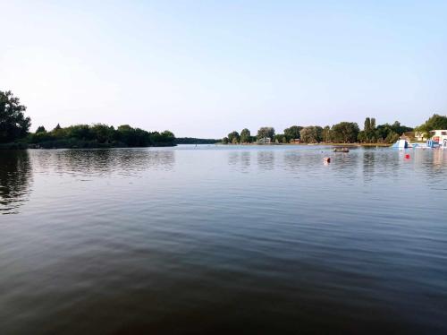 Lakeside Camping in Dunapataja