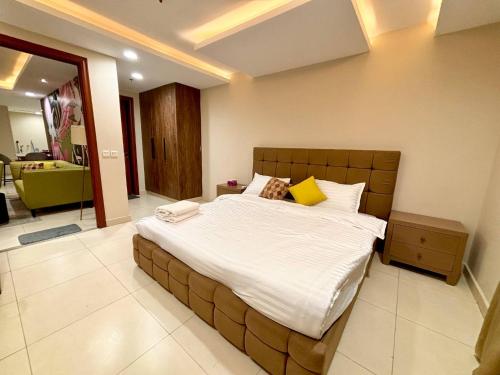 1 Bed | GoldCrest | DHA | 13 Flr, Lahore (foto 6)