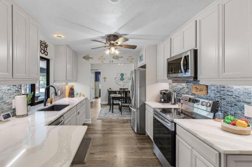 Heated Pool, Gulf Access, Dock & Fun Games - The Salty Palm - Roelens in North Port (FL)