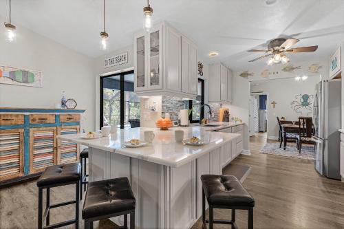 Heated Pool, Gulf Access, Dock & Fun Games - The Salty Palm - Roelens in North Port (FL)