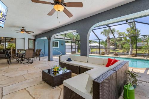Heated Pool, Gulf Access, Dock & Fun Games - The Salty Palm - Roelens in North Port (FL)