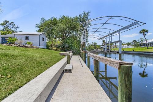 Heated Pool, Gulf Access, Dock & Fun Games - The Salty Palm - Roelens in North Port (FL)