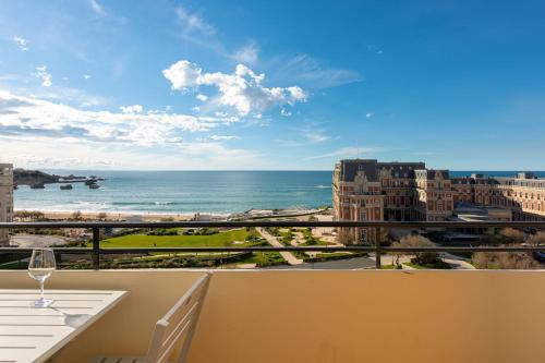 EUGENIE - Apt with balcony and sea view and Hotel du Palais in Biarritz - image 5