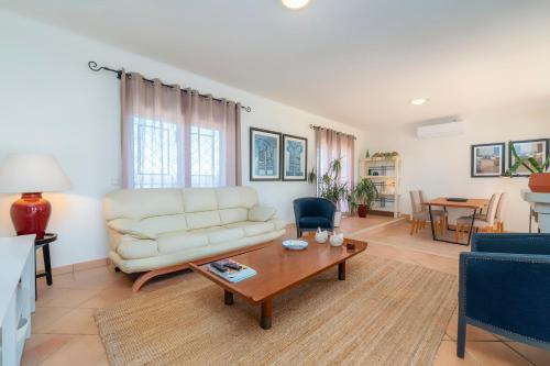 ห้องส่วนกลางสำหรับนั่งเล่น/ดูทีวี, Villa 4 Quartos, Piscina, BBQ Snooker, Prestige For Home in เปเรราส