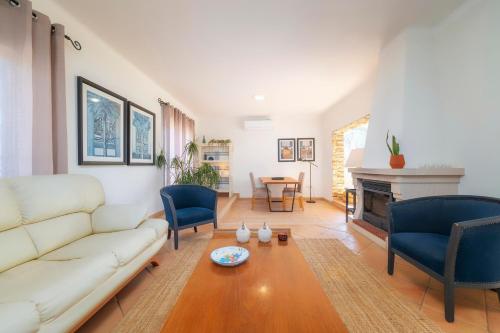 ห้องส่วนกลางสำหรับนั่งเล่น/ดูทีวี, Villa 4 Quartos, Piscina, BBQ Snooker, Prestige For Home in เปเรราส