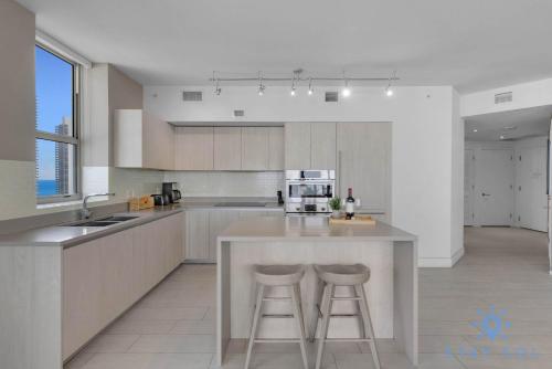High-Floor with Stunning Views-Luxury Condo - Pools in Hollywood, USA