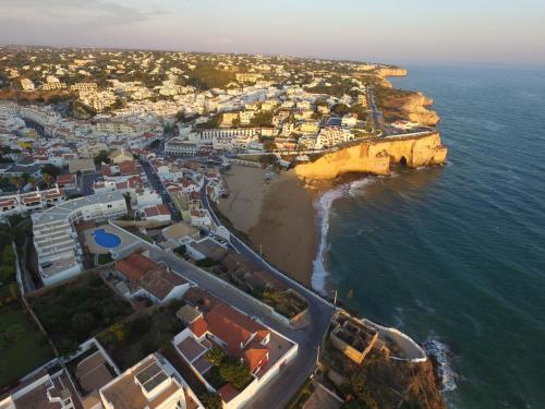 Apartamento 2 quartos, 2 wc, vista mar e piscina in Centro da Cidade Carvoeiro