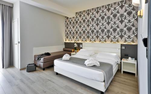 1 queen bed, 1 twin bed