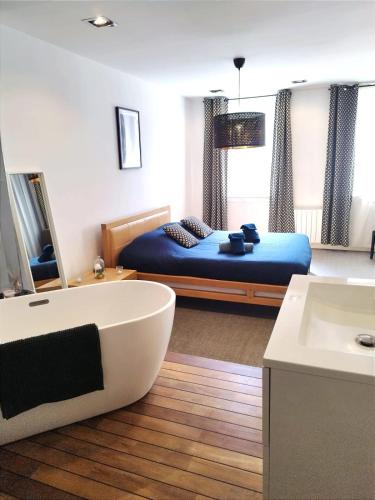 Elegant Apartment in the Heart of Chantilly Just Steps from the Château (Elegant Apartment in the Heart of Chantilly Just Steps from the Chateau) in 尚特莉