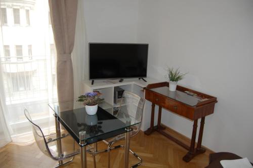 Budapest Downtown Apartments with Balcony & optional Garage & Restaurant in the building - Tap to explore photos
